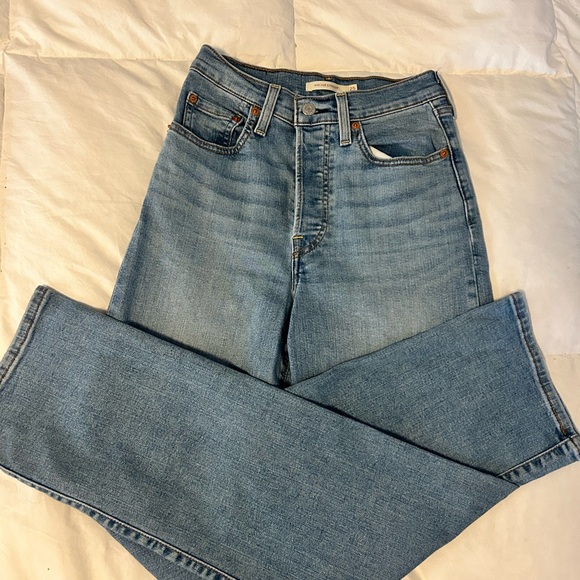 Levi's Ribcage Straight Light Blue Jeans - Picture 3 of 5